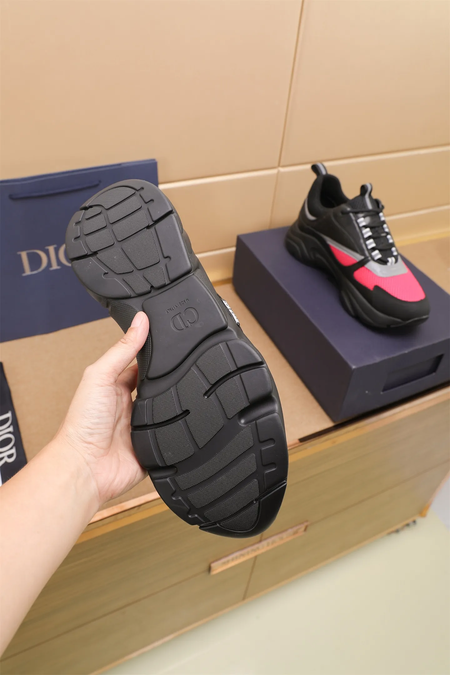 Factory price: 460💰Dior’s top version of D’s b22 men’s sports shoes. Inspired by retro running styles, the chunky low-top silhouette features gray calf leather and blue and white mesh fabric uppers, atop a black, white and blue engraved rubber sole. Nylon ribbon accents the blue mesh tongue and heel counter, and a "dio~" logo appears on the side. Pair it with a suit for a striking contrast and add a sportswear-chic edge to your look. The thick sole can be about 4cm~ Size: 38-45, [46, 47 customized]